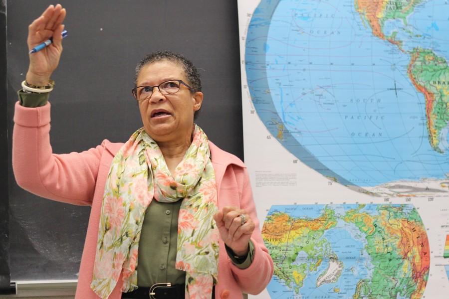 African-+American+studies+department+Chairperson+Carolyn+Hodge+lectures+during+her+History+of+African+Americans+in+the+U.S.+class+in+LA-103+on+Thursday.+Hodge+had+a+supplemental+role+in+remodeling+Contra+Costa+College%E2%80%99s+African-American+studies+program+almost+16+years+ago+when+she+was+first+hired.