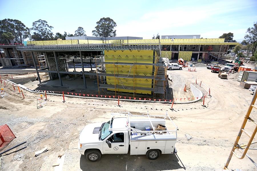 The 
ongoing Campus Center and Classroom Building 
project continue after two other 
parking lot projects aimed at reducing 
traffic around the college were completed.