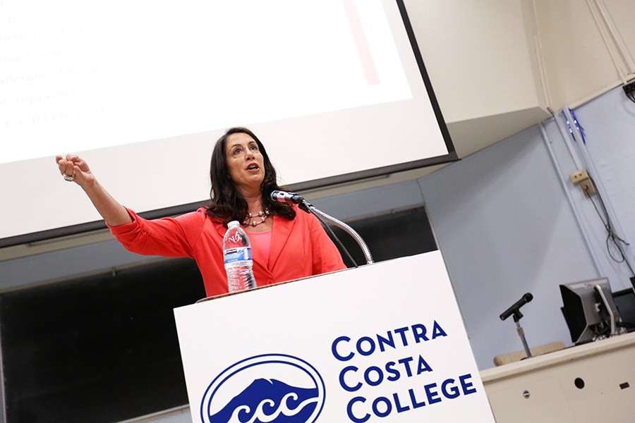 Author and activist Christine Pelosi speaks to audience members about the importance of the Constitution and the rights it provides on Thursday in LA-100. Pelosi discussed recent political issues, police brutality, feminism and immigration.