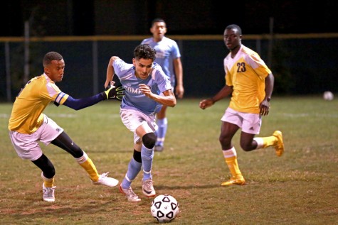 Comet defender
Edgar Yepes (center) fools Thunderbird
defender Shishay Sebatu (left) by cutting
to the outside during
Contra Costa College’s 3-1 win against Merritt College on Friday. Yepes has started 19
games this season,
including 11 conference games.