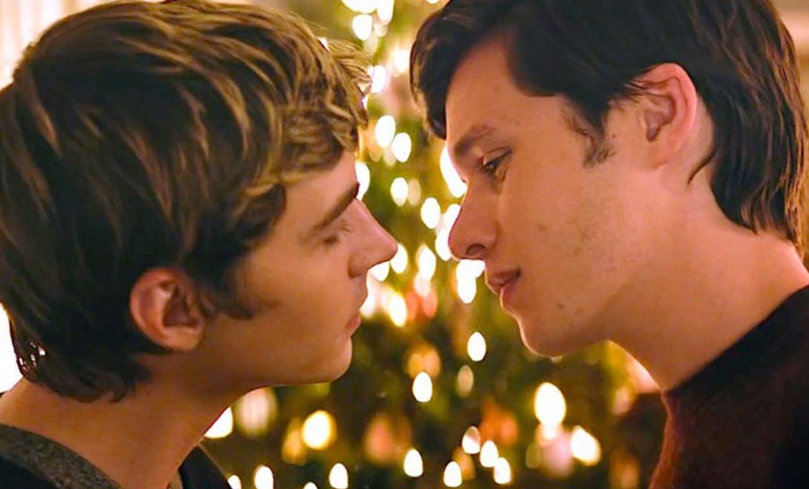 Simon Spier
(right), played
by Nick
Robinson,
dreams of
kissing “Blue”
during a scene
of “Love,
Simon.”