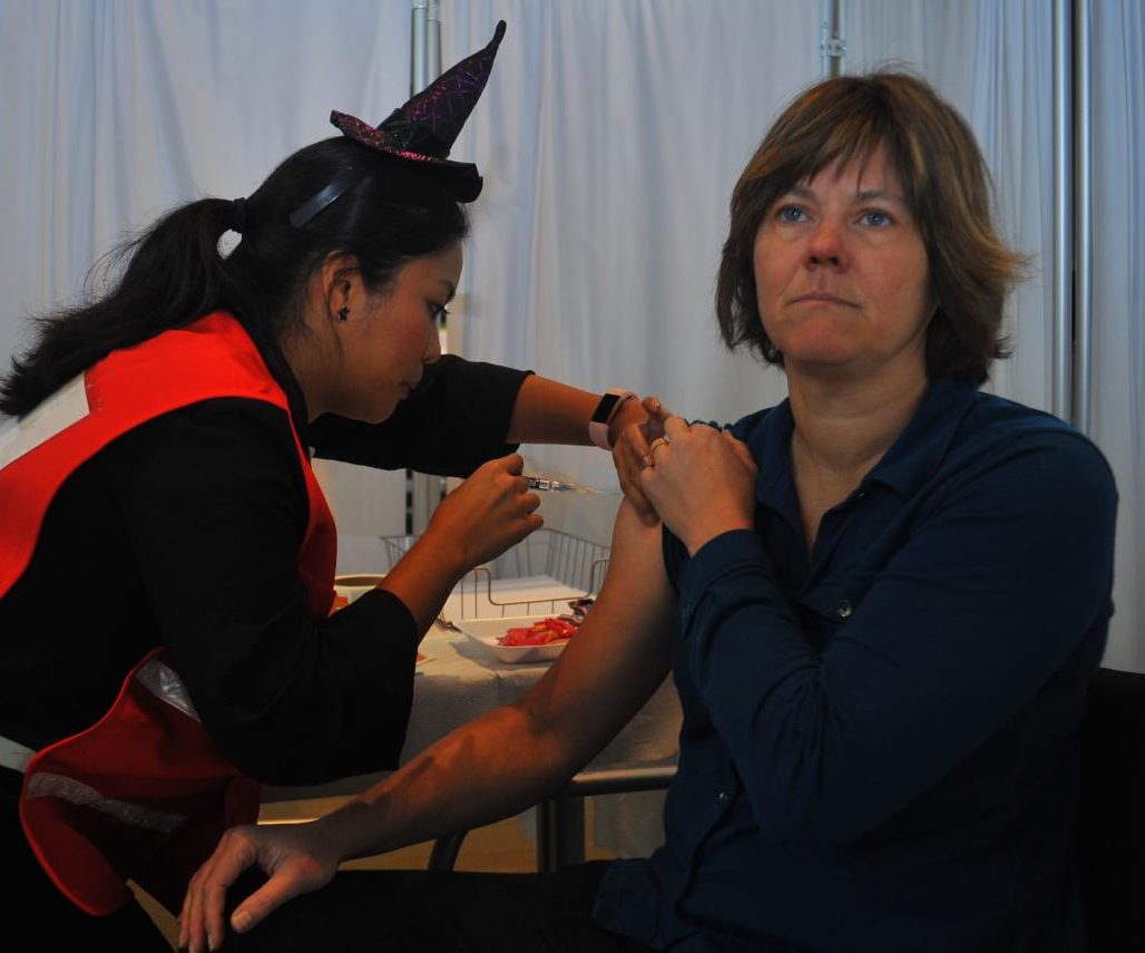 Registered Nurse Ileen Quimora gives biotechnology professor Katherine Krolikowski a flu shot at the Contra Costa County Health Department’s flu vaccine clinic in Fireside Hall on Oct. 30.