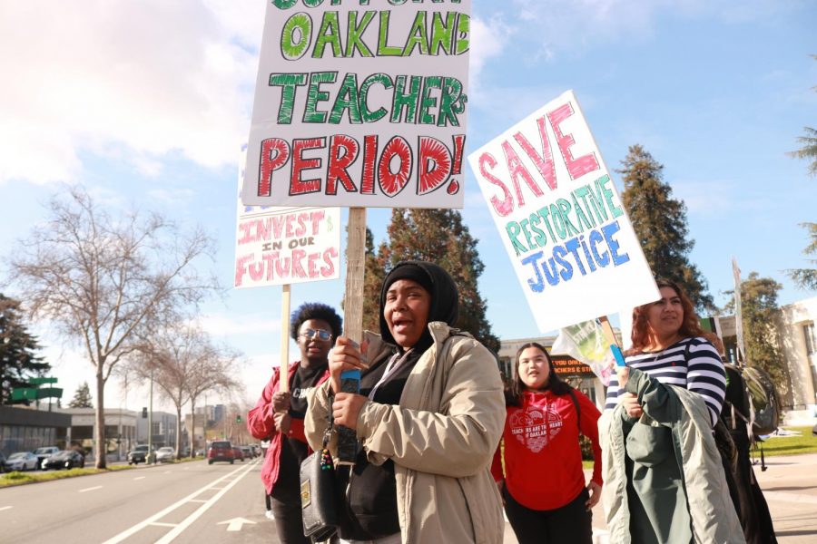 Oakland+Technical+%0AHigh+School+%0AJunior+%0AKalanie+Scott+%0A%28middle+forefront%29%2C+Oakland+Tech+junior+Jordan+Green+%28left%29%2C+%0Aand+Oakland+%0ATech+junior+Aidaly+%0AMatancillas+%0A%28right%29+protest+outside+%0AOakland+Tech+on+Feb.+25.+