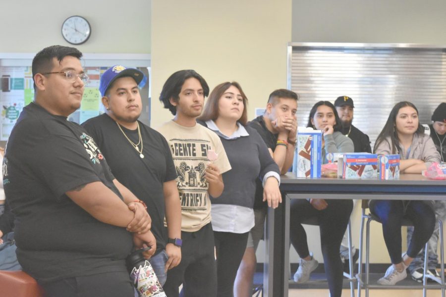 Students gathered in the Student Lounge to share ice cream sandwiches and Mexican paletas during the Bienvenida Ice Cream Social event 