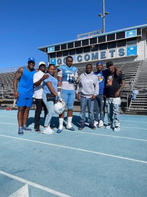 Kaun Green and his family pose for a photo after a Comets football game in San Pablo (Photo/Pointer&Buena)