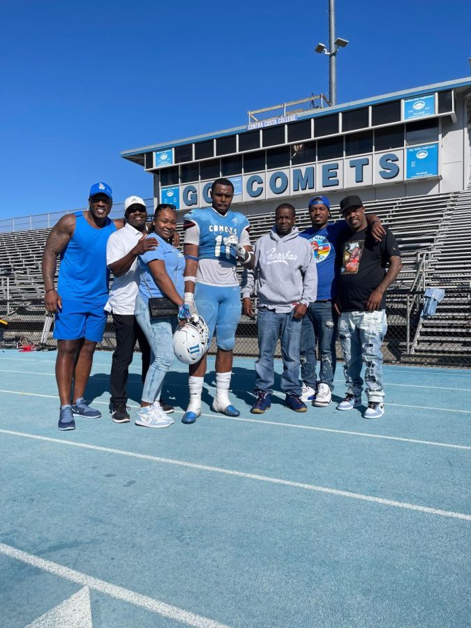 K'aun Green and his family pose for a photo after a Comets football game in San Pablo (Photo/Pointer&Buena)