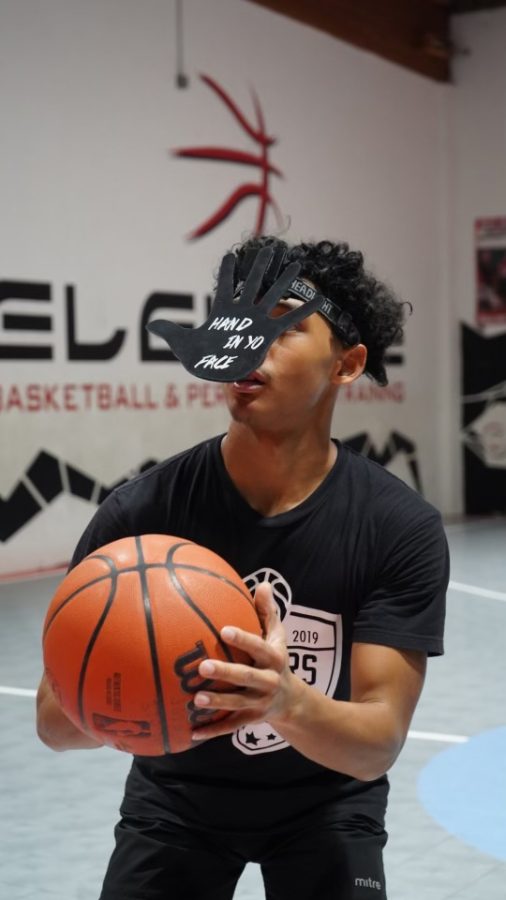 Contra Costa County athlete Dwayne Crosse developed the Hand-In-Yo-Face” – essentially a headband with a hand that hangs in front of the face to simulate game-like situations while working out. (Photo courtesy of Dwayne Crosse)
