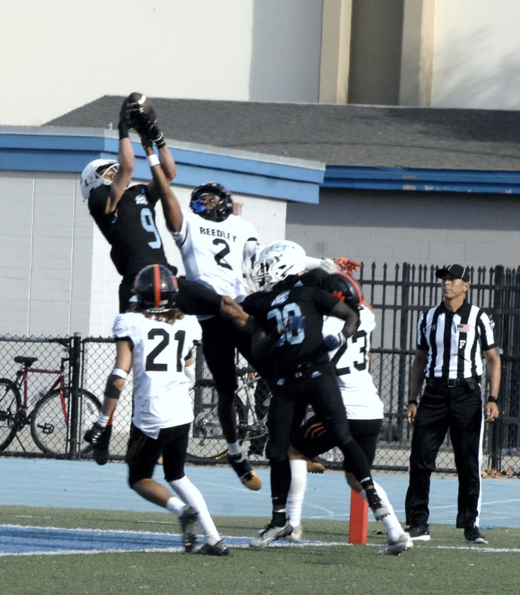 Contra Costa Comet player no#. 9, DB Tasean Young, reach is greater than the Reedley players.

San Pablo Ca 14 October 2023, Contra Costa College vs Reedley
