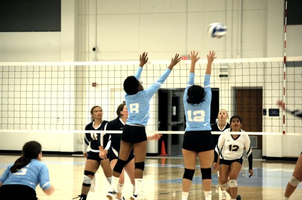 Contra Costa Comet player no#. 8, Halimah Honstm - Ahmed MB and Contra Costa Comet player no#. 12, Isabel Fernandez Oppo / RH, show Yuba College 49ers how teamwork “works”

San Pablo Ca 29 September 2023, Contra Costa College, Women’s Volleyball vs Yuba College