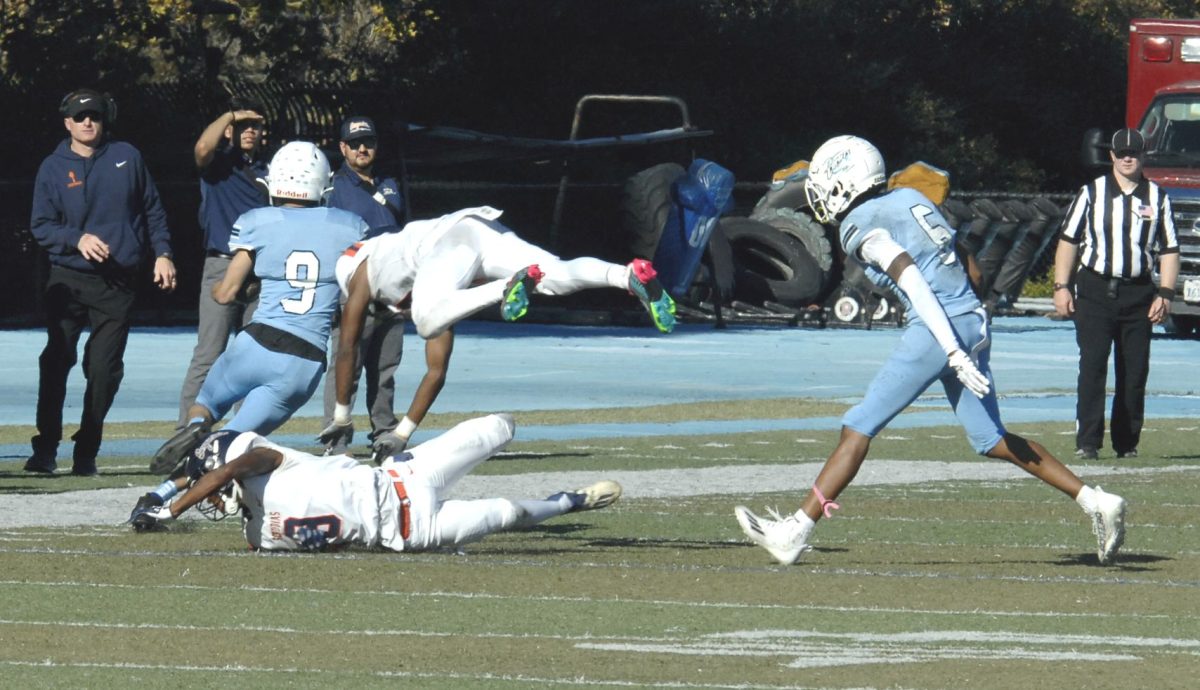 Contra Costa Comet player no#. 9, DB Tasean Young, shows the college of Sequoia players, how difficult it is to catch get to comet

San Pablo Ca, 11 November 2023, Contra Costa College vs College of Sequoias