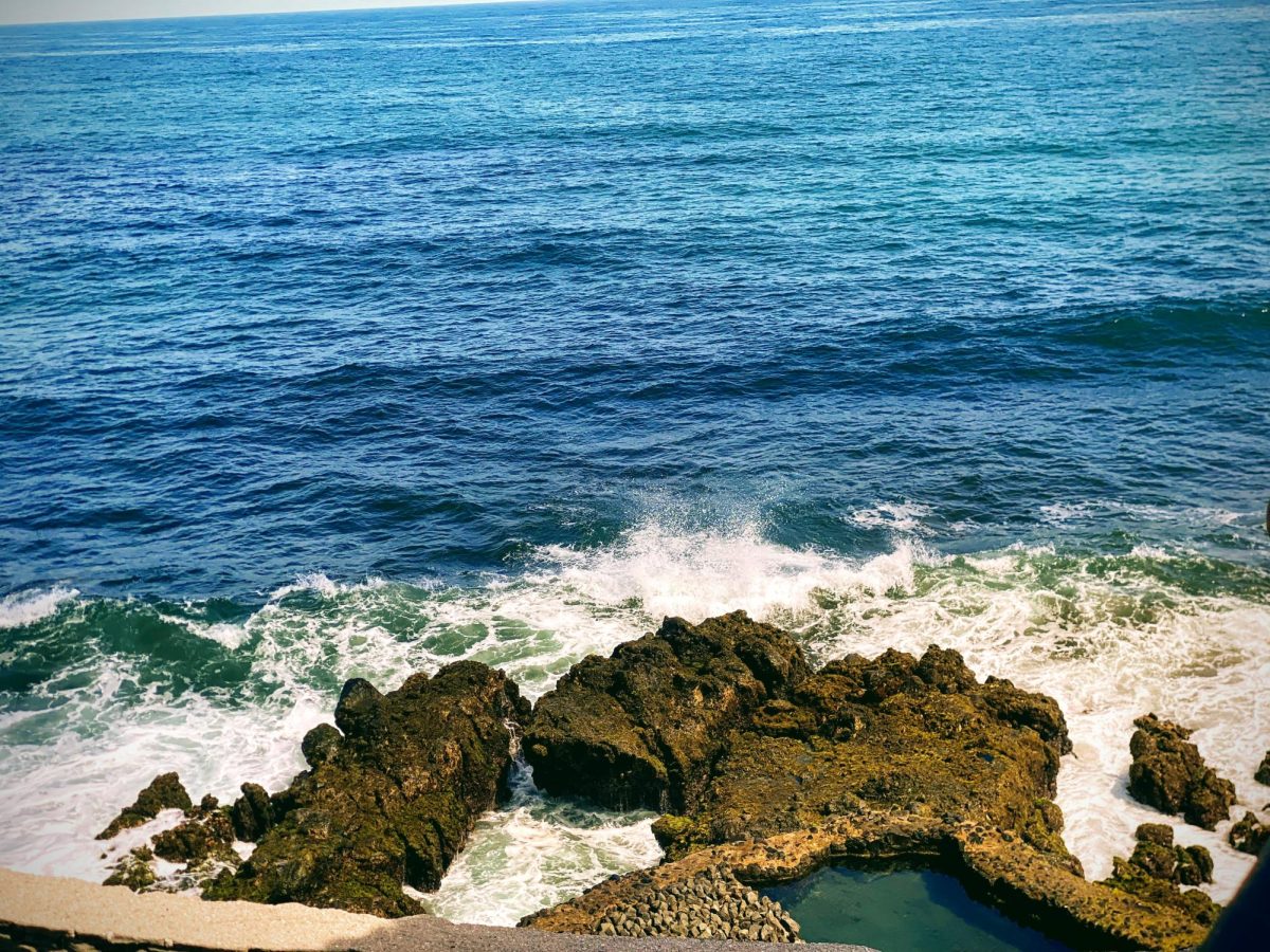 Una vista de las olas rompiendo hacia las pequeñas piscinas en La Curva de Don Gere, en La Libertad, El Salvador, el miércoles 26 de julio de 2023.